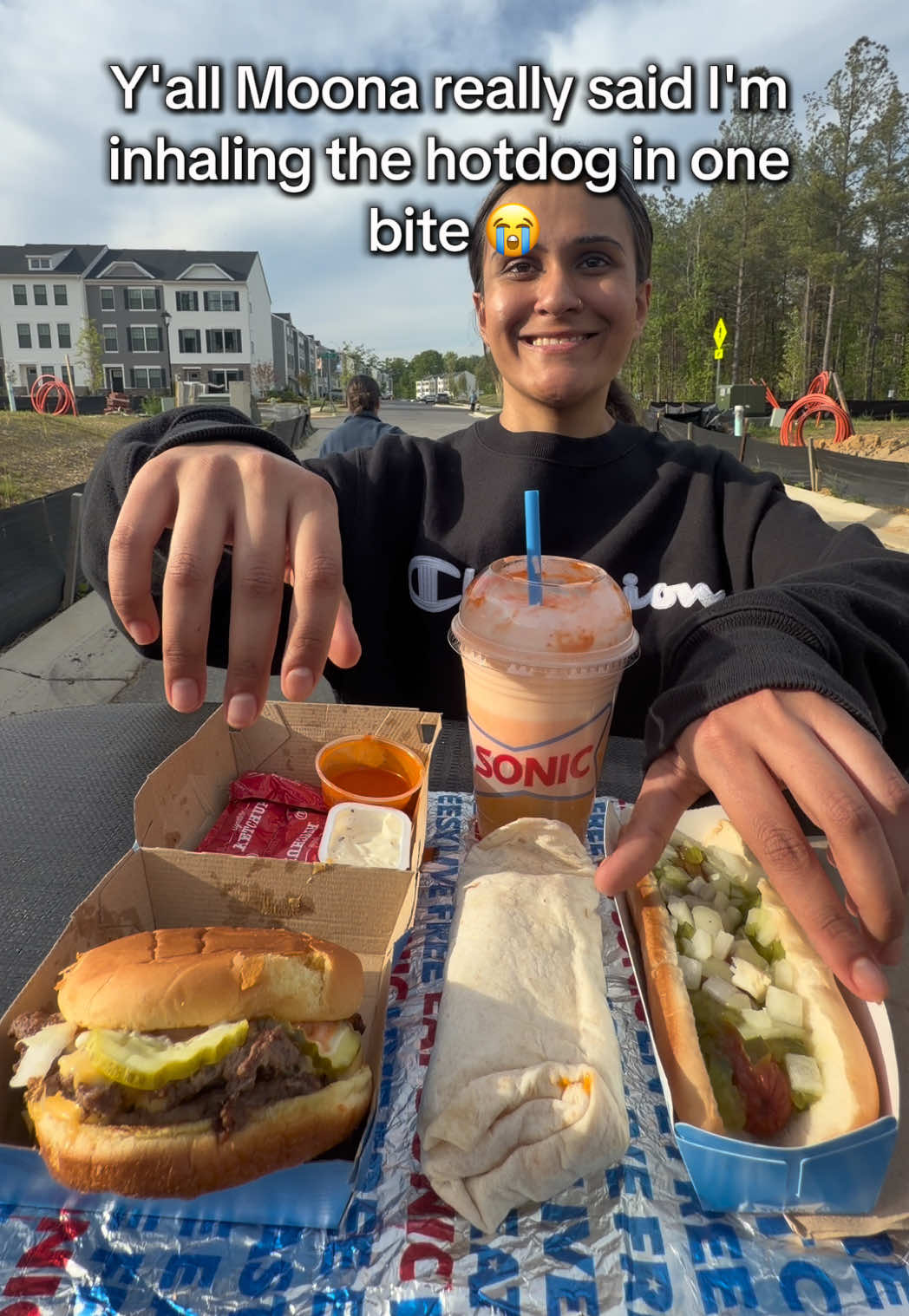 And she took the meat from the burger 😂 @moona___moona @Taaabbbyy @needalivinlife #sistersisterz #familygames #rockpaperscissors #foodchallenge #rockpaperscissorsfoodchallenge 