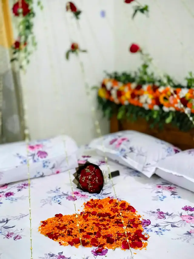 বাসরঘর সাজানোর এক অন্যরকম ভিউ! ছবি দেখুন, কোনটা আপনার পছন্দ? জোড়া বা ছোট ছোট কিছু আইডিয়া শেয়ার করছি — জানেন কি, একসাথে জোগাড় করলে সহজ।