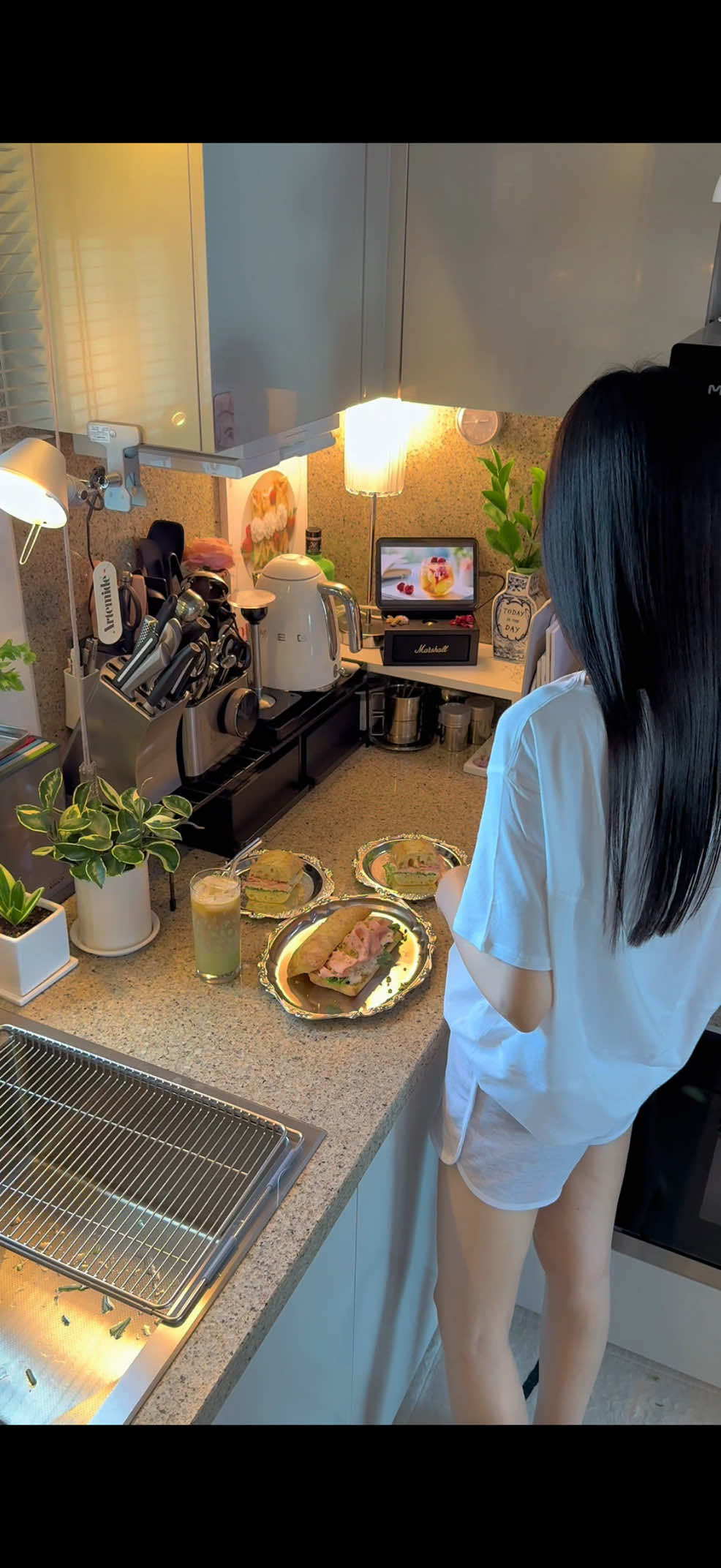 오늘은 피스타치오 스프레드 만들어 바삭한 빵에 부라타, 루꼴라 그리고  모르타델라 넣은 샌드위치를 준비했어요. 우유와 에스프레소를 더해 만든  피스타치오 라떼 까지. 완벽한 오후. 요즘 한국 날씨가 너무 좋아서 기분까지 좋아져요. pistachio spread, burrata sandwich and an iced pistachio latte ☕️ perfect weather lately in korea.  #홈카페 #브런치 #Lifestyle