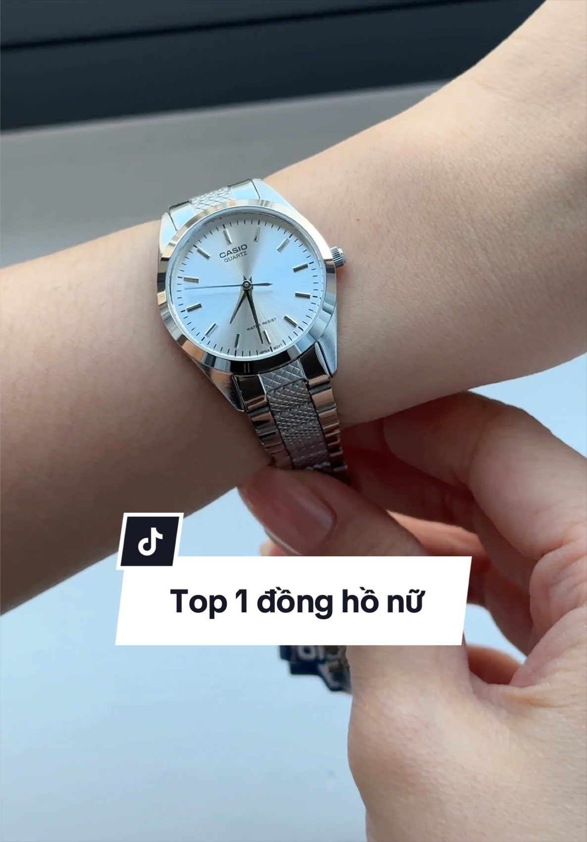 Nếu các bạn nữ đang tìm kiếm một mẫu đồng hồ đẹp - không lỗi thời - bền - có thương hiệu - có bảo hành rõ ràng thì đừng bỏ qua em Casio này 🥰 Không phải ngẫu nhiên mà em này là mẫu đồng hồ nữ bán chạy nhất của Casio trong phân khúc bình dân. Nếu ai tìm hiểu nhiều sẽ biết rất khó để có 1 em đồng hồ giá bình dân mà cân được cả thiết kế lẫn chất lượng như em này nhỉ? 🔥 #donghonu #donghocasio #ltp1274 #donghochinhhang #xh