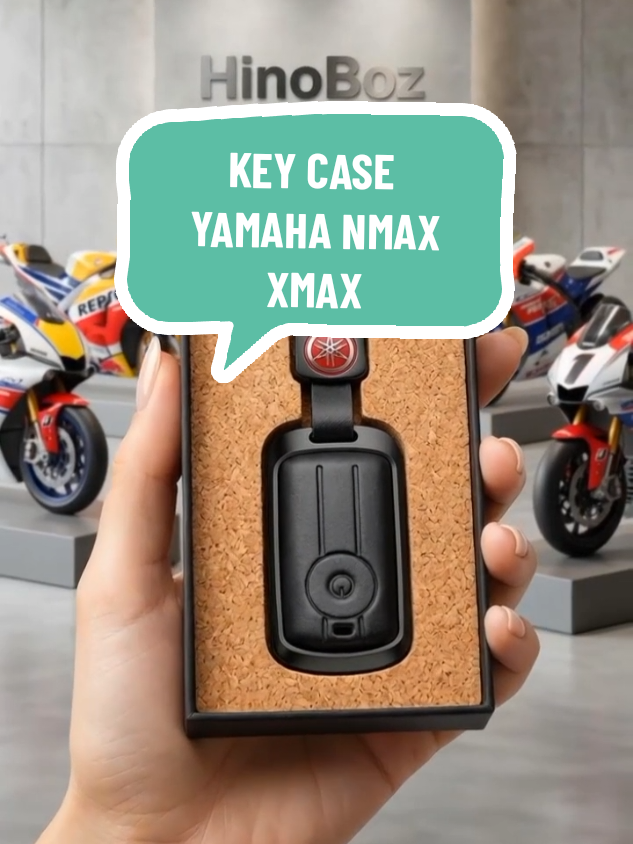 Lindungi investasi kendaraan Anda dengan solusi perlindungan kunci pintar premium yang dirancang khusus untuk generasi terbaru motor Yamaha. Produk ini merupakan aksesoris esensial bagi pemilik Yamaha Nmax Turbo 2024 hingga 2025, Nmax Neo S, dan Xmax keluaran 2023 hingga 2024. Melalui standar manufaktur ISO 9001, cover kunci ini menawarkan durabilitas maksimal tanpa mengorbankan estetika modern kendaraan Anda. Konstruksi produk ini menggunakan material hibrida yang menggabungkan kekuatan cangkang paduan logam pada bagian atas dan bawah dengan kemewahan lapisan kulit sapi asli. Kombinasi ini memberikan perlindungan 360 derajat yang efektif mencegah goresan, kerusakan akibat benturan saat terjatuh, serta memberikan ketahanan terhadap air untuk menjaga sirkuit elektronik kunci pintar Anda tetap berfungsi optimal. Fitur unggulan mencakup perlindungan tombol TPU transparan yang mencegah pudarnya tinta simbol tombol akibat penggunaan rutin. Desain ergonomis yang sangat ringan memastikan kenyamanan saat dibawa tanpa menambah beban berlebih. Selain itu, material yang digunakan memiliki kemampuan pelepasan panas yang baik untuk mencegah kelembapan dan bau tidak sedap akibat keringat. Setiap paket pembelian telah dilengkapi dengan satu unit penutup kotak kunci material paduan dan kulit, satu buah gantungan kunci paduan yang elegan, serta satu buah obeng untuk memudahkan proses pemasangan secara mandiri. Seluruh komponen dikemas dalam kotak hadiah eksklusif yang mencerminkan kualitas pengerjaan tingkat tinggi melalui teknik elektroplating dan pemotongan laser yang presisi. Tingkatkan tampilan kunci motor Anda menjadi lebih berkelas sekaligus memberikan proteksi fungsional yang menyeluruh. #YamahaNmaxTurbo #NmaxNeo2025 #AksesorisYamahaXmax #PelindungKunciMotor #SmartKeyCover