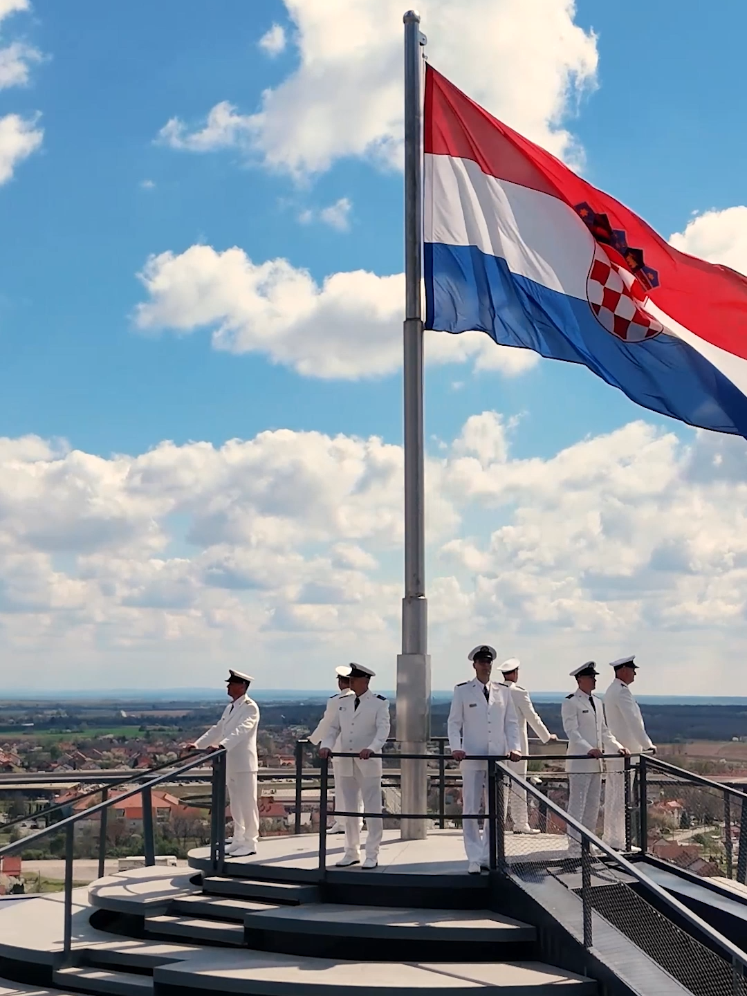 Spot emotivno prikazuje hrvatskog branitelja koji se danas prisjeća svog sudjelovanja u Domovinskom ratu, a istovremeno u djeci koja se bezbrižno igraju vidi smisao žrtve podnesene u obrani Domovine.  #klapasvetijuraj #hrm #akoneznasstajebilo