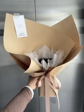 This Technique is Amazing! 🔥 30s to Learn the Florist's Bouquet Wrapping Trick! ✨ FloralTutorial #PaperWrapping #FlowerPackaging #DIYCrafts #FloristLife