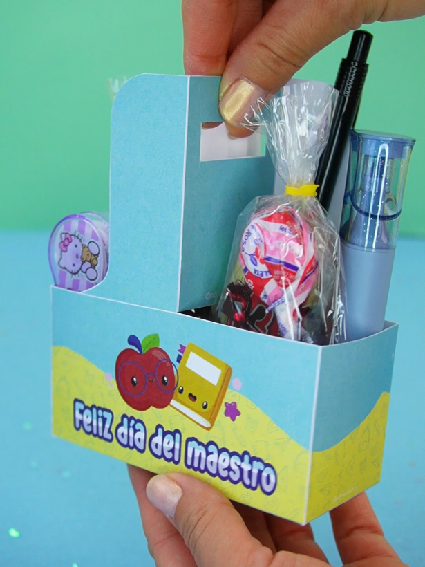 ✨ Te comparto esta cajita de regalo fácil y bonita para sorprender en el Día del Maestro 🎁🍎 Descarga GRATIS la plantilla aquí: https://www.adrianaarunima.com/2026/05/cajitas-de-regalo-para-el-dia-del.html #regalosoriginalesparamaestros #cajasderegaloparadiadelmaestro #diadelmaestroregalos #detallesoriginalesparadiadelmaestro #regalosparadiadelmaestro2026 