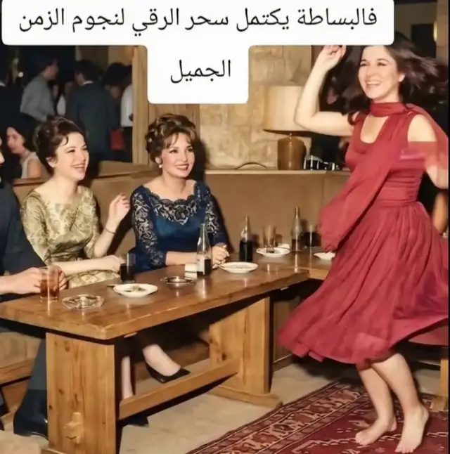 #الزمن_الجميل_زمن_الطيبين  صورة نادرة من ذكريات الزمن الجميل… تتصدرها الجميلة سعاد حسني وهى بترقص في سهرة تحمل كل معاني الرقي والبساطة. ويكتمل سحر اللقاء بحضور فاتن حمامة بأناقتها الهادئة وشادية بروحها المرحة ومعهما عمر الشريف بحضوره الآسر. سهرة دافئة جمعت القلوب قبل الأسماء، وتركت خلفها لحظة جميلة من زمن كانت فيه النجومية تحمل طعما مختلفا لا ينسى. #السندريلا #سعاد_حسني 