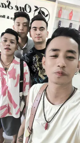 One Salon မှာ ဘာညာချယ်သလှပနေမှု ငါ့ကိုနက်ကျားလို့လာမခေါ်နဲ့နော် ငါလှတယ် 😁#အပြုံးမင်းသားလေးစမ်းရေမိုး #ဟာသလူရွှင်တော်ရွှေကျား @🤡ComedianShweShan(Official)🤡 @comedian shwekaung @ဟာသ မင်းသား လကျော် 