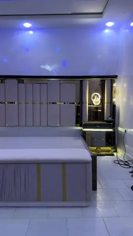 78.210.60.14☎️ 78.607.69.63☎️ Chambre à coucher complète 9 pièces, un ensemble luxueux et moderne conçu pour offrir confort et élégance dans votre espace. Elle est composée d’une grande armoire 8 portes spacieuse, idéale pour un rangement optimal, d’un lit 4 places confortable et solide, d’une coiffeuse élégante avec miroir pour votre routine quotidienne, ainsi que d’une banquette assortie pour plus de style et de confort. L’ensemble comprend également des espaces de rangement pratiques, des bodies miroir décoratifs, 2 tables de chevet fonctionnelles, un pouffe chic et une lampe LED moderne pour une ambiance douce et chaleureuse. 📞 Contact : 78.210.60.14 / 78.607.69.63☎️ Un design complet, raffiné et pratique, parfait pour une chambre haut standing.