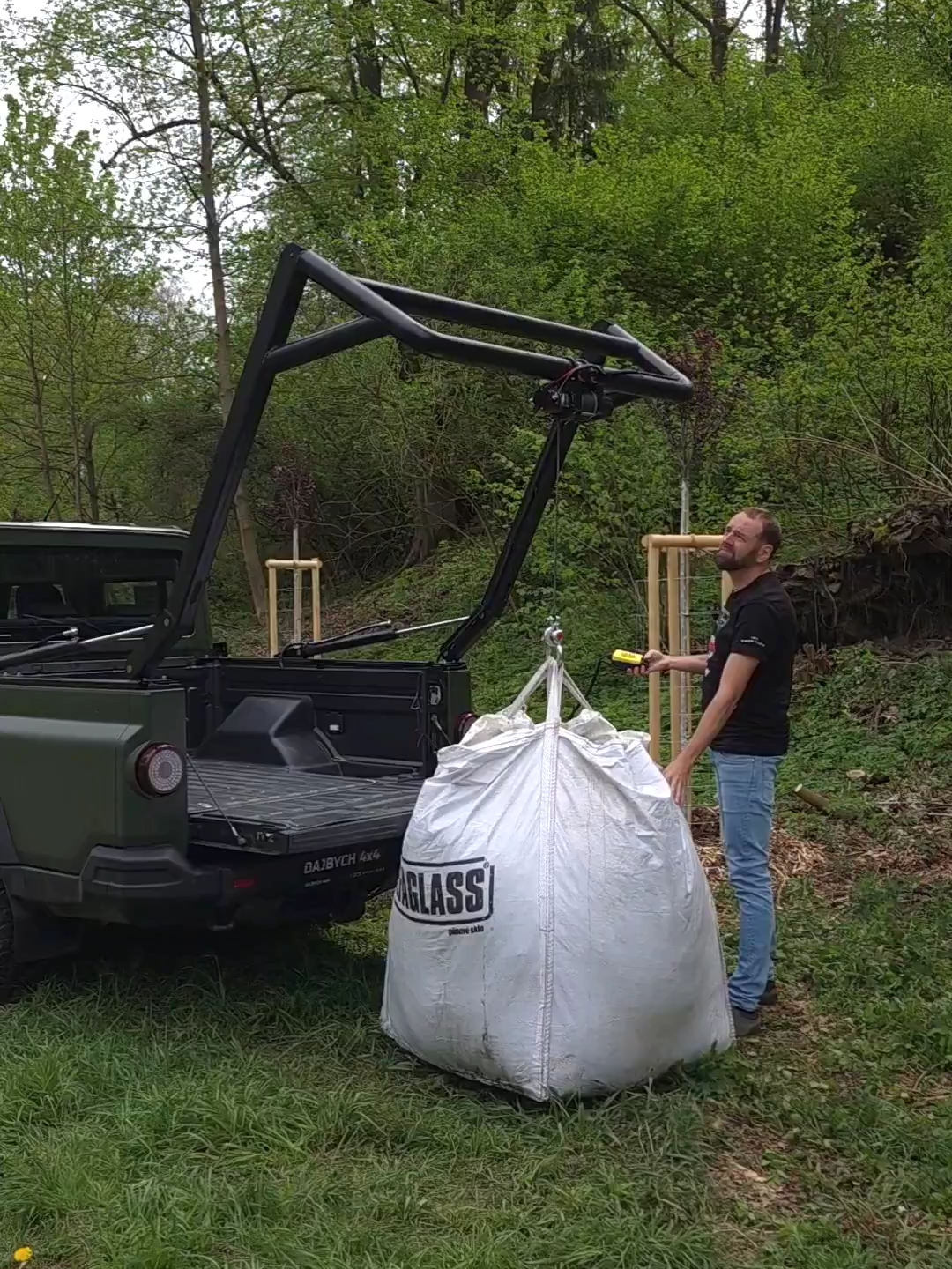 NAKLÁDACÍ RAMENO NA PICK-UPY 🛻🏗️🛻 Hydraulická manipulační rampa s navijákem pro nakládání břemen na korbu pick-up vozidel jako Toyota Hilux, Quartermaster, Ford Ranger, RAM nebo Isuzu.  🛻🛻🛻 Pick-upy jako třeba INEOS Quartermaster jsou ideální na vození nákladu. Ten je ale potřeba na korbu dostat. Proto jsme vyvinuli hydraulické nakládací rameno, s jehož pomocí naložíte i těžká a neforemná břemena bez další pomoci.  🏗️ Využijí myslivci pro nakládání zvěře, zemědělci pro nakládání balíků, stavaři pro nakládání stavebního materiálu a strojů a prostě každý, kdo využívá pickupy pro práci.  naviják Warn se syntetickým lanem přímo na rameni pohon pomocí hydraulického agregátu integrovaného pod korbou není potřeba druhá baterie snadná manipulace s ovladačem možnost výroby pro různé druhy vozidel pick-up – Isuzu D-Max, Ford Ranger, Dodge RAM, Toyota Hilux a další #korba #myslivost #nakládání #nosnost #zvěř #naviják #isuzu #toyota #hilux #ranger #ram