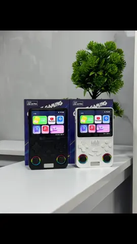 🔥 Consola Gamer J36 Ultra 🔥 La experiencia portátil definitiva para quienes aman jugar sin límites. 🎮 Más de 5000 juegos incluidos: desde clásicos retro que marcaron generaciones hasta títulos modernos para horas de entretenimiento. No necesitas descargar nada, ¡solo encender y jugar! 📺 Pantalla AMOLED: colores intensos, negros profundos y una nitidez que hace que cada partida se vea espectacular, incluso bajo luz directa. 📡 Sistema Android integrado: disfruta YouTube, apps y contenido en línea como si fuera un mini‑smartphone gamer. 📶 WiFi 2.4G: conexión estable para navegar, actualizar y ver videos sin interrupciones. 🔊 Bluetooth 4.2: conecta audífonos, parlantes o controles externos para una experiencia más inmersiva. ⚡ 1GB DDR + 8GB eMMC: rendimiento fluido para juegos y apps, con almacenamiento interno para guardar configuraciones, partidas y más. 🕹 Diseño portátil y ergonómico: ligera, cómoda y perfecta para llevar en el bolsillo, la mochila o usar durante viajes. 📍Barquisimeto 📲Ws: 0412-5240418 🖇️iG: wstore.bqto 🛍️Al mayor y detal  🚚Envíos a nivel nacional y entregas personales . #consola #consolagamer #viral #barquisimeto #venezuela🇻🇪 