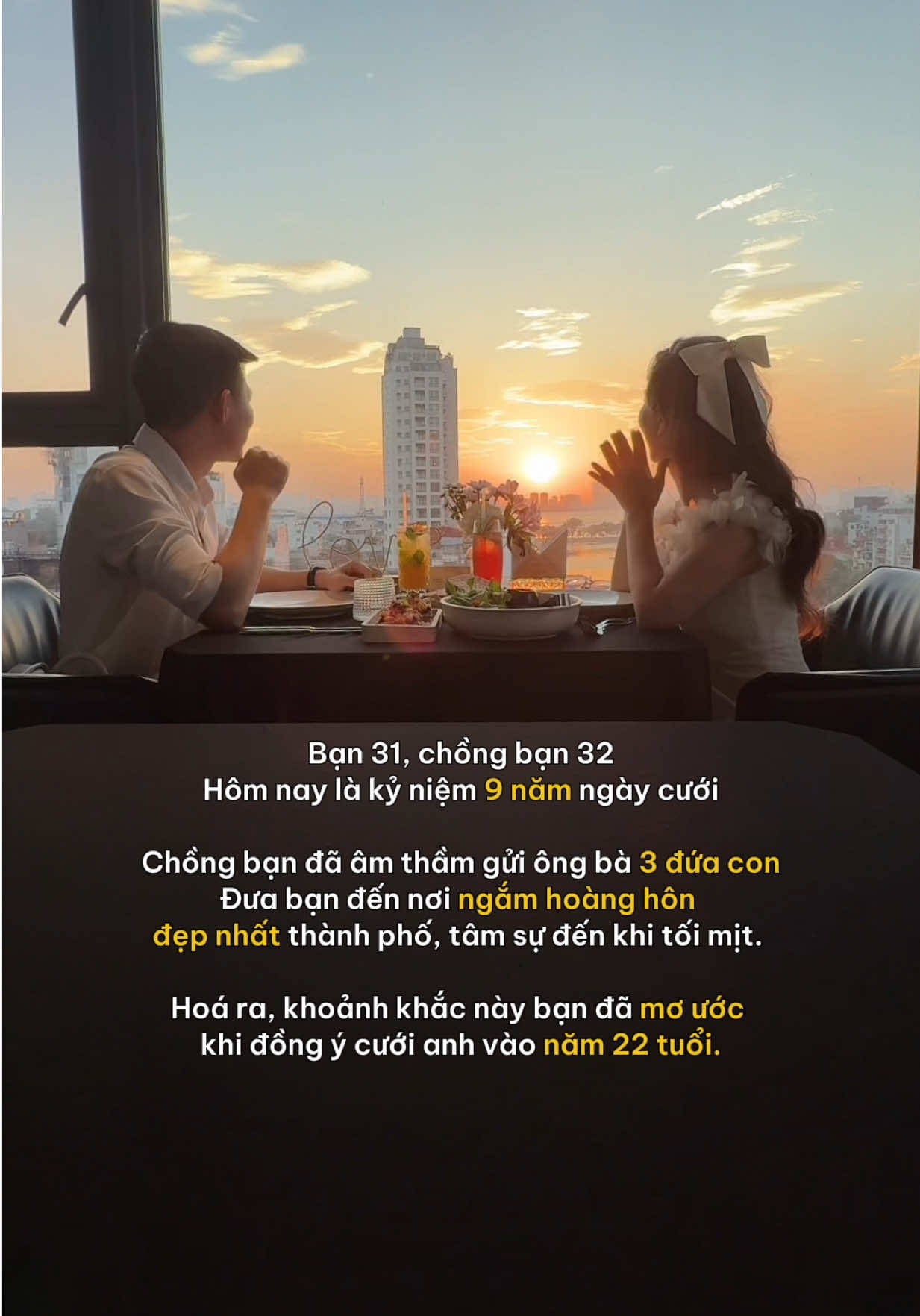 Mình thích số 9 hơn số 10. Mng bảo kỷ niệm 10 năm là mốc đẹp nhất, 1 thập kỷ đầu tiên. Nhưng số 10 lại tròn chĩnh quá hoàn hảo quá mà trên đời này làm gì có gì hào hảo đâu. Hôn nhân của chúng mình 9 năm qua cũng đâu chỉ có mỗi niềm vui, hạnh phúc, sự sẻ chia, bao dung, cuộc sống sung túc dư dả. Chúng mình cũng có những ngày chiến tranh lạnh, có ngày tranh luận căng thẳng. Chúng mình cũng có những ngày chiếc ví rỗng tuếch tài khoản không có số dư còn nợ nần treo lủng lẳng trên đầu. Mình có tính xấu, anh cũng đôi lúc vô tâm. Mình cũng đã từng nuôi 3 con như mẹ đơn thân nhiều ngày tháng vì anh đi làm liên tục. Nếu để nói về những điều xấu xí, tổn thương, chắc có lẽ mình cũng sẽ viết ra được chục trang giấy. Nhưng hơn cả, mình lại có hẳn 1 cuốn sách về hạnh phúc, về bao dung, về những nỗ lực và sự tử tế 2 đứa dành cho nhau. 9 năm quay đầu nhìn lại, mình lại thấy biết ơn những điều xấu xí tồi tệ kia xảy đến, vì nếu không có chúng thì ngay giờ phút này chúng mình sẽ không có sự thấu hiểu, nhường nhịn nhau như hôm nay.  Đó là chuyện của 9 năm đã qua, còn 9 năm tới nữa, chẳng biết chúng mình sẽ đi về đâu, sẽ hạnh phúc hơn hay sẽ chẳng còn có nhau nữa. Đó là chuyện của tương lai, nên kệ đi. Nhìn quay trở về thì nhìn cả đoạn dài 9 năm, nhưng sống tiếp thì sống theo 1 ngày. Trong mỗi 1 ngày trước mắt, lại vẫn sẽ tiếp tục có ngày mình thấy hạnh phúc vì lấy đúng người, cũng sẽ có ngày ngửa mặt lên trời ko ai khổ bằng tôi 😅. Nhưng kệ đi, mọi chuyện xảy đến đều cho mình 1 bài học. Đến thì đón, không ngại. 😁 Biết ơn chồng của vợ, biết ơn ba của các con em, biết ơn bạn đồng hành của em. Em yêu anh! #motchongbacon #vochongdonghanh #giadinh #tnk7 #nvnm 