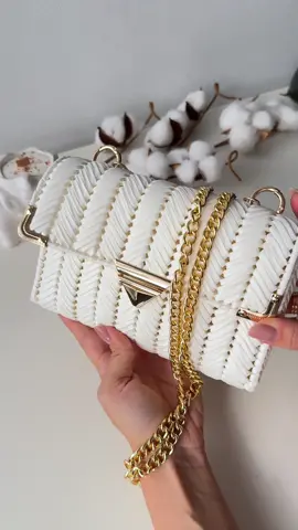 The video tutorial is available on my website www.julinn-shop.com - link in bio