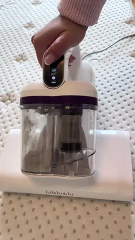 POV: Du denkst, dein Bett ist sauber… bis du einmal einen Milbensauger benutzt 😳 Gerade in der Pollenzeit sammeln sich Allergene überall – auch in der Matratze. 🤧✨ #allergie #milben #cleaninghack #pollenzeit #fyp 