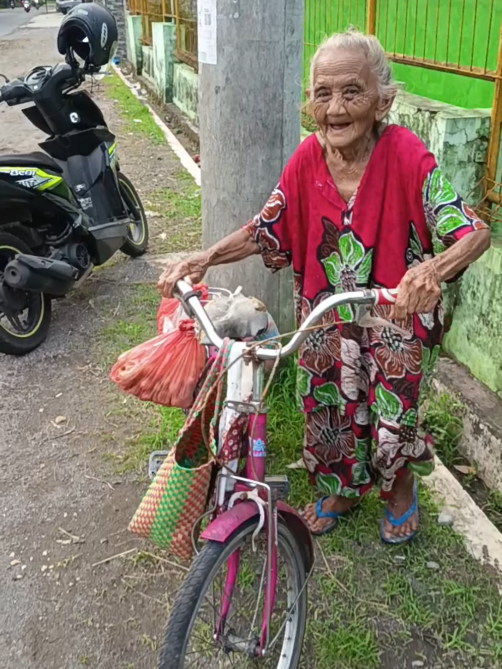 kemaren yg penasaran cara bawa sepedanya Mbah Supinah gimana, ni aku spilll  #fypシ゚ #magelang24jam #magelangraya #pemerintahindonesia #dinsos 
