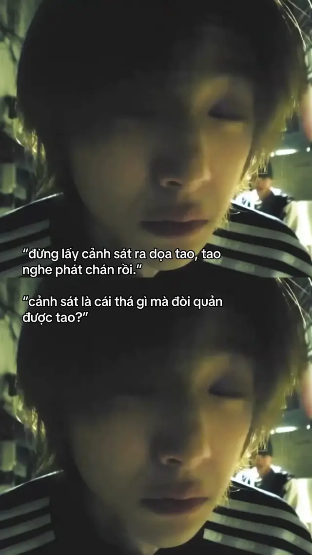 Con ngõ nhỏ sau dãy cửa hàng tiện lợi vốn dĩ luôn vắng vẻ vào buổi tối. Tôi ôm chặt chiếc cặp sách trước ngực, bước chân vội vã vì con phố giờ này đã thưa thớt người qua lại, trong đầu chỉ nghĩ đến việc mau chóng về nhà. Nhưng rồi vừa ngang qua đầu ngõ, tôi khựng lại. Phía trước, có vài bóng dáng cao lớn đang đứng tụ tập. Dưới ánh đèn, tôi nhận ra bộ đồng phục quen thuộc của trường mình, nhưng điều làm tim tôi đập lệch một nhịp chính là những gương mặt đó, những kẻ mà bất kỳ học sinh nào cũng phải cúi đầu né tránh, chả ngán một ai trong cái trường này. Và người đứng ở trung tâm nổi bật nhất, không ai khác chính là Juhoon. Cậu ta đẹp trai, cái vẻ đẹp ngạo nghễ, bất cần đời. Nhà Juhoon giàu nứt đố đổ vách, bố lại làm chức to. Ở trường, lời nói của cậu ta chính là luật pháp, muốn gì là có được cái đó. Tôi tự nhủ phải biến khỏi đây ngay lập tức, vội vàng quay đầu, định bụng sẽ chạy thật nhanh theo đường cũ. Nhưng vừa bước được hai bước, một bóng đen đã lù lù xuất hiện chặn ngay trước mặt. “Ơ kìa, đi đâu đấy?” Tên đó cười nhếch mép, hai tay đút túi quần. Tôi hoảng hốt lùi lại mấy bước. Đến khi quay đầu, cả người lập tức cứng đờ, Juhoon đã đứng ngay sau lưng từ lúc nào. Chưa kịp để tôi định thần, bàn tay to lớn, lạnh ngắt của cậu ta đã cầm lấy cổ tay tôi mà siết chặt. : Bỏ tôi ra- Không nói một lời, Juhoon kéo tôi vào con hẻm nhỏ bên cạnh, nơi tối hơn, gần như tách biệt hẳn khỏi con đường chính. Tôi loạng choạng suýt ngã, cậu ta vẫn không buông. Đến khi đẩy tôi áp sát vào bức tường lạnh ngắt mới dừng lại. Juhoon quay đầu nhìn đám bạn. 🐢: Về trước đi. “Ơ? Thế còn-“ 🐢: Cút về. Cả đám nghe xong thì im bặt, không ai dám cãi. Bọn họ nhìn tôi bằng ánh mắt thương hại lẫn tò mò rồi lần lượt rời đi. Lưng tôi dán chặt vào bức tường gạch, hơi thở dồn dập vì sợ hãi. Juhoon tiến lại gần, khoảng cách giữa hai đứa thu hẹp đến mức tôi có thể ngửi thấy mùi nước hoa đắt tiền trên áo khoác của cậu ta. : Cậu..cậu muốn gì? Juhoon chống một tay lên tường, cúi đầu xuống nhìn thẳng vào tôi. Ánh mắt cậu ta khóa chặt lấy tôi, chứa đầy vẻ thích thú. 🐢: Tao thích cái vẻ mặt này của mày.  🐢: Nhìn mày run rẩy như con thỏ non thế này, kích thích thật sự. : Tên điên!Tránh ra, tôi phải về nhà. 🐢: Muốn về không? 🐢: Nếu muốn, ngoan ngoãn nghe lời tao. : Cậu bị điên à? Tôi lấy hết can đảm gạt tay cậu ta ra, lùi sát vào tường. : Nếu cậu dám làm gì, tôi sẽ báo cảnh sát! Juhoon im lặng nhìn tôi vài giây rồi cậu ta tặc lưỡi. 🐢: Đừng lấy cảnh sát ra dọa tao, tao nghe phát chán rồi. Cậu nghiêng đầu, ánh mắt đầy vẻ chế giễu. 🐢: Cảnh sát là cái thá gì mà đòi quản được tao? Tôi cắn chặt môi, giọt nước mắt uất ức suýt chút nữa rơi xuống. Đúng vậy, tôi quên mất thế lực nhà cậu ta lớn đến mức nào. Juhoon nhìn biểu cảm tuyệt vọng của tôi thì tỏ vẻ hài lòng. Cậu ta thong thả thò tay vào túi áo, lấy ra một bao thuốc lá. Ngón tay thon dài rút một điếu ra, rồi bất ngờ nhét vào giữa môi tôi. Tôi hoảng hốt định nhả ra nhưng Juhoon lập tức bóp cằm, ép chặt. 🐢: Ngậm. : ..Tôi không hút- 🐢: Tao bảo mày ngậm lấy. Nhìn ánh mắt của Juhoon, tôi run bần bật, không còn cách nào khác ngoài việc hé môi, ngoan ngoãn ngậm lấy đầu điếu thuốc lá. Juhoon lúc này mới rút thêm một điếu cho mình, ngậm hờ nơi môi. Cậu bật chiếc bật lửa bạc, ánh lửa nhỏ bùng lên trong bóng tối, hắt sáng nửa gương mặt đẹp trai đến điên người. Điếu thuốc trên môi Juhoon bén lửa trước. Cậu rít một hơi, đôi mắt nheo lại đầy hưởng thụ rồi chậm rãi cúi xuống gần tôi. Tôi mở to mắt, khoảng cách giữa hai khuôn mặt gần đến mức hơi thở nóng rực của cậu phả lên da tôi. Đầu thuốc đỏ rực nơi môi Juhoon chạm vào điếu thuốc của tôi, lửa bén sang. 🐢: Biết không.. 🐢: Từ lần đầu thấy mày đứng nép ở hành lang, tao đã muốn làm thế này rồi. 🐢: Muốn xem dáng vẻ mày khi bị ép đến phát khóc sẽ thế nào. Nỗi sợ khiến mắt tôi đỏ hoe, Juhoon nhìn thấy, khoé môi cong lên đầy thoả mãn. Cậu đưa tay vuốt nhẹ khoé mắt tôi. 🐢: Đừng khóc. Ngón tay ấy trượt xuống đôi môi, khẽ miết qua điếu thuốc đang cháy. 🐢: Rít nhẹ một hơi thôi, kẻo sặc.  🐢: Ngoan đi, rồi tao đưa mày về. #juhoon #pov #j4f 