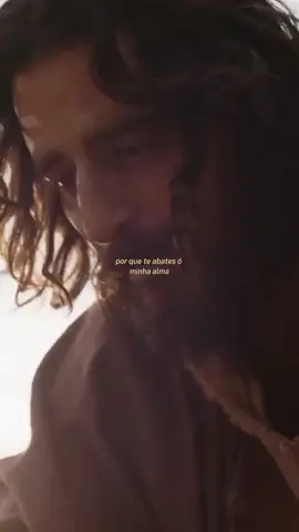 Jesus não chega impondo força, Ele chega oferecendo abraço. Nos dias em que ninguém entende nossa dor, Ele permanece em silêncio ao nosso lado, enxugando lágrimas que ninguém vê. É na madrugada difícil, no coração cansado e na esperança quase apagando que sentimos Sua presença. Jesus transforma culpa em perdão, medo em coragem e vazio em amor. Ele não desiste de nós, mesmo quando nós mesmos pensamos em desistir. Com Jesus, nunca estamos realmente sozinhos. #Deusefiel  #Jesus  #Deusefiel  #palavradeDeus  #Deus_no_controle 