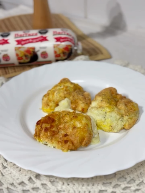 NUBES DE MUZZA ☁️🧀 ¡Súper fácil de hacer! 😍 Ingredientes • 2 claras • 70 g de muzza rallada Barraza • 1 cucharada de maicena • Sal • Pimienta • Orégano o ajo en polvo (opcional) Paso a paso 1. Batí la clara hasta que quede espumosa у blanca, casi punto nieve suave. 2. Agregá la maicena y mezclá despacio. 3. Sumá la muzza rallada de a poco, con movimientos envolventes. 4. Condimentá. 5. En una placa con papel manteca o manteca hacé montoncitos chiquitos. 6. Horno fuerte (220°) o air fryer 8-10 min hasta que estén doraditas. #chipa #queso #Receta #cocina #parati