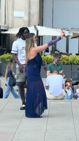 Put a sweet smile on her🌹🥰 #kindness #fyp #viralvideos #onemillionaudotion #couleur 