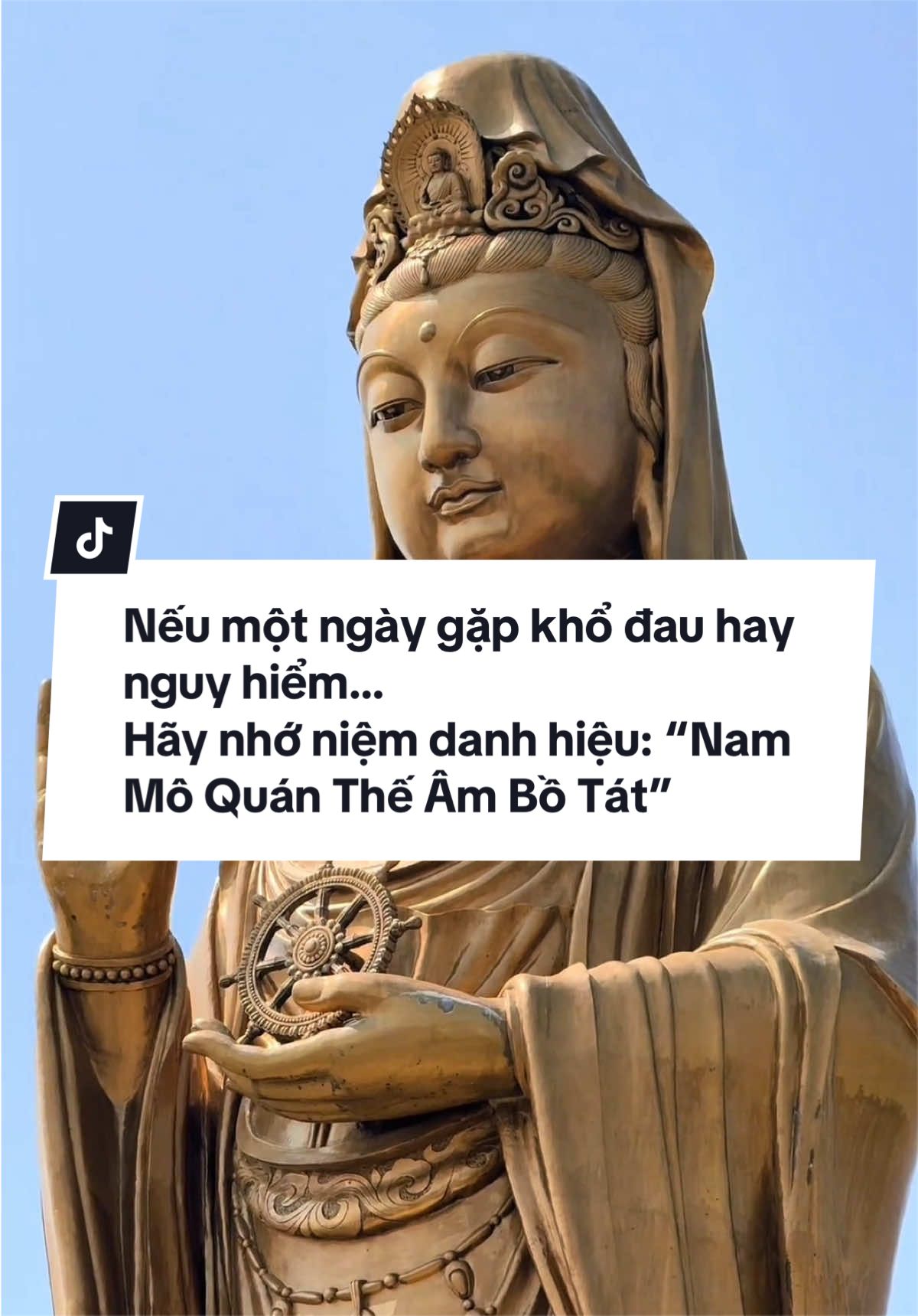 Trong kinh Phật có câu: “Quan Thế Âm Bồ Tát tầm thanh cứu khổ.” Nghĩa là ở đâu có tiếng kêu đau khổ, ở đó có sự lắng nghe của Quan Âm Bồ Tát. Người ta thường tìm đến Quan Âm khi cuộc đời quá mệt mỏi… khi áp lực, mất mát, bệnh tật hay bế tắc khiến lòng người trở nên tuyệt vọng. Và có lẽ ai rồi cũng sẽ có một lần trong đời, đứng trước tượng Quan Âm mà im lặng rất lâu. Không phải để cầu giàu sang. Cũng không phải xin phép màu. Chỉ mong lòng mình được bình an thêm một chút. Người xưa thường dặn: “Nếu gặp nguy hiểm hay quá sợ hãi, hãy thành tâm niệm: Nam Mô Quán Thế Âm Bồ Tát.” Bởi khi tâm còn loạn, con người dễ gục ngã. Khi tâm an lại, mọi chuyện rồi sẽ có cách vượt qua. #quantheambotat #phatphapnhiemmau #nammoquantheambotat #phatphap #gocchualanh 