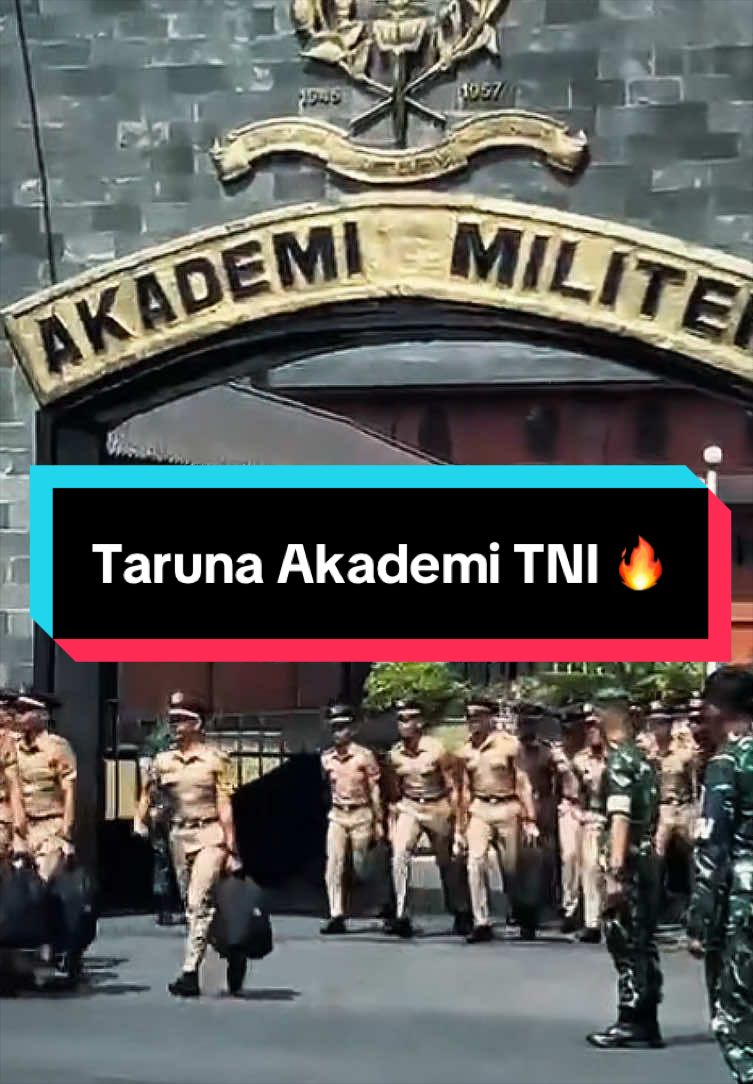 Taruna Akademi TNI adalah sebutan bagi calon perwira TNI yang sedang menempuh pendidikan pertama militer di lembaga resmi militer milik Tentara Nasional Indonesia. Jalur ikatan dinas yang dibiayai penuh oleh negara ini bertujuan membentuk prajurit profesional yang siap mengabdi demi kedaulatan Negara Kesatuan Republik Indonesia. Pembagian Berdasarkan Matra (Angkatan)Akademi TNI mengintegrasikan pendidikan calon perwira dari tiga matra yang berbeda. Setelah masa pendidikan dasar integratif, para taruna akan melanjutkan studi di akademi matra masing-masing: Akademi Militer (Akmil): Terletak di Magelang, khusus untuk mencetak perwira TNI Angkatan Darat (TNI AD). Akademi Angkatan Laut (AAL): Terletak di Surabaya, khusus untuk mencetak perwira TNI Angkatan Laut (TNI AL). Akademi Angkatan Udara (AAU): Terletak di Yogyakarta, khusus untuk mencetak perwira TNI Angkatan Udara (TNI AU). Sumber Video Tiktok 📹🙏 #taruna #akademitni #akmil #akmilmagelang #masukberanda 