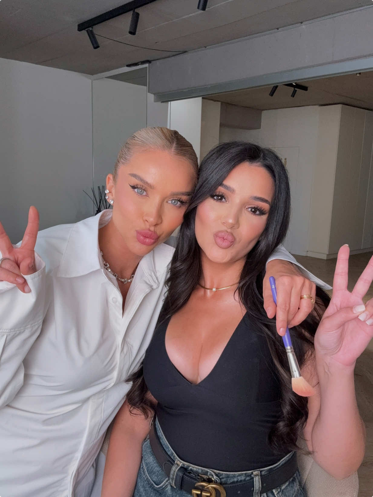 I-am făcut Anei un full glam inspirat de Kim K și honestly… transformarea 😭 Am folosit produse care dau acel efect de skin perfect, bronzy și super polished, fondul de ten are o acoperire superbă fără să încarce, paletele cremoase se blenduiesc incredibil, iar eyelinerul chiar rezistă ore întregi Toate produsele sunt acum în campania BACK TO GLAM pe Salon Provider, cu reduceri de până la -70% + încă 10% extra cu codul CITRIKA10  @@Salon Provider @@Ana Constantinescu