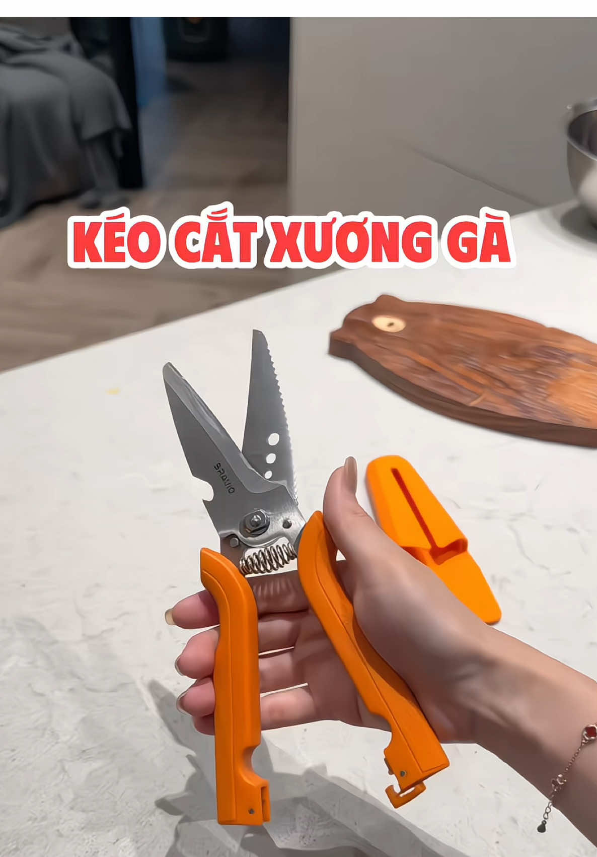 Trả lời @Ngọc Hà Cái kéo xứng đáng đồng tiền bát gạo, bình thường chặt dao thớt bắn tung toé mà cái kéo cắt xương ngọt như cắt giấy. Đỉnhhhh #keocatxuongga #keocatxuong #keobravio #keocatdanang #giangdunggi 
