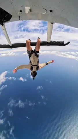 #skydiving #skydive #freefall #aboveclouds #skyjamping 