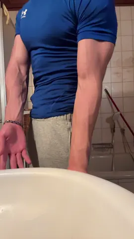 #fyp #veins #veinyhands #biceps #sendbiceps 