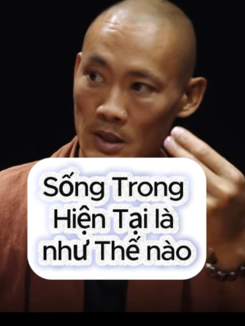 Phần lớn chúng ta chưa bao giờ thật sự sống trong hiện tại. Cơ thể ở một nơi, nhưng tâm trí lại ở một nơi khác. Và chính sự “không đồng bộ” đó khiến con người luôn cảm thấy mệt mỏi, mất kết nối và khó tìm thấy bình yên. Shi Heng Yi nói: “Khi ngủ thì hãy ngủ. Khi ăn thì hãy ăn. Khi lắng nghe thì hãy thật sự lắng nghe.” Nghe thì đơn giản, nhưng đó lại là điều rất ít người làm được trong thời đại mà tâm trí luôn bị kéo đi khắp nơi. Sự hiện diện không phải là làm nhiều hơn. Mà là toàn tâm toàn ý với điều đang diễn ra ngay lúc này. Đôi khi bình yên không nằm ở việc trốn khỏi cuộc sống, mà nằm ở việc thật sự có mặt trong chính cuộc sống của mình. Nguồn: Interview của Shi Heng Yi #baihoccuocsong #tamlyhoc #phattrienbanthan #chualanh #thongdiepcuocsong#chualanhtamhon #thienchualatinhyeu #chualanh #baihoccuocsong #thongdiepcuocsong #phatphapnhiemmau #phatphap