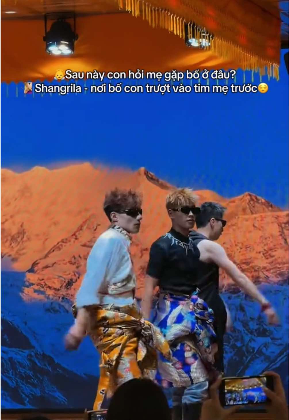 Vừa được thưởng thức tiệc Tusi vừa được ngắm mấy ảnh nữa còn gì bằng🙂‍↕️ #shangrila #dulichtrungquoc #trungquoc #khamphatrungquoc #tourtrungquoc 