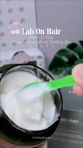 Bí kíp hồi sinh mái tóc khô xơ, gãy rụng trở nên suôn mượt chỉ sau 15 phút chính là em Kem ủ tóc Lab On Hair này đây! 💆‍♀️✨ Em này nuôi dưỡng từng sợi tóc từ sâu bên trong, hỗ trợ cải thiện nhanh tình trạng tóc hư tổn do hóa chất hay nhiệt độ. Chất kem mịn thấm sâu giúp tóc vào nếp dễ dàng, giảm xơ rối rõ rệt mà không gây bết dính, nặng tóc tí nào đâu ghen 🥰 Hương thơm dịu nhẹ chuẩn spa ngay tại nhà luôn nè! #labonhair #kemutoc #duongmuottoc #giamgayrung #duongtoc