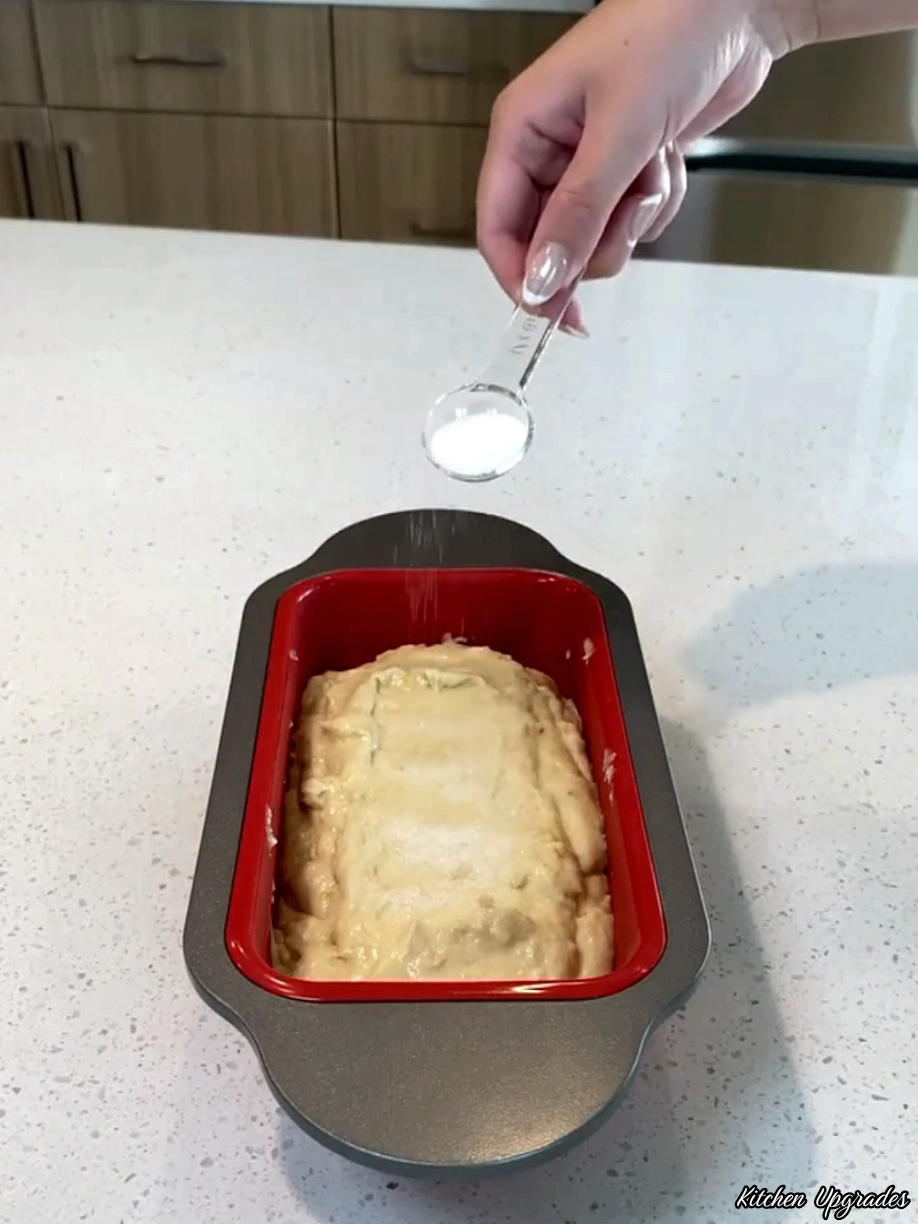 The way it just pops out! 🤤 This collapsible silicone pan is a space-saving lifesaver for cluttered kitchens.  🔗 Link in bio! #amazonfinds #KitchenHacks #bakinghacks #tiktokmademebuyit #foryoupage 