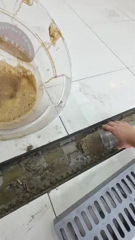 不小心把泥巴泼大哥车上了，还好后面大哥开心回家了！#油膜去除剂 #撸车日常 #洗车 