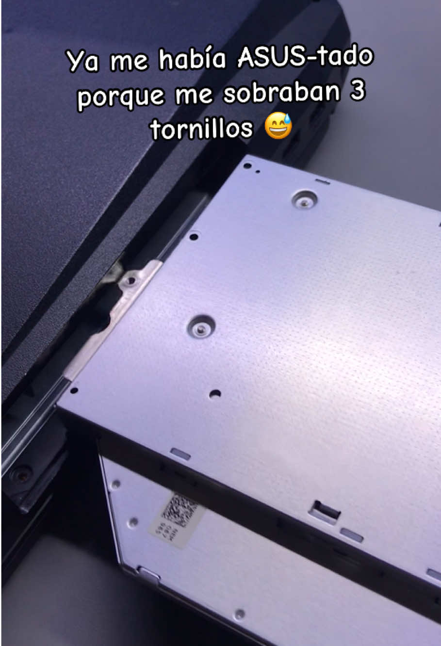 Estaban escondidos 😁 Alguna vez te han sobrado tornillos al volver a ensamblar tu portátil? 😅 #laptop #reparacion #tecnico 