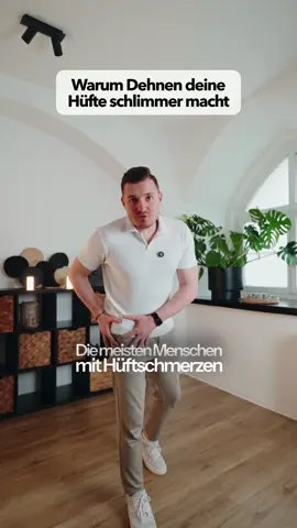 Hüftschmerzen sind ein Paradebeispiel für den größten Denkfehler in der Schmerztherapie: Das Gefühl von Enge mit der Notwendigkeit zu dehnen zu verwechseln. Wenn dein Gesäßmuskel zieht und schmerzt, ist er in den seltensten Fällen zu kurz. Meistens ist er schlichtweg überlastet oder fehlerhaft angesteuert. Er steht unter einer sogenannten Schutzspannung. Er macht fest, um deinem Becken und deiner Hüfte die Stabilität zu geben, die das System aktuell nicht aus eigener Kraft halten kann. Dehnst du diesen Muskel nun intensiv, nimmst du deinem Körper die letzte Stabilität, die er sich mühsam aufgebaut hat. Das Resultat: Dein Nervensystem reagiert mit noch mehr Spannung und Schmerz, um sich zu schützen. Der Körper braucht Sicherheit, um Bewegung freizugeben. Statt passiv zu ziehen, müssen wir die Kette aktiv ansteuern. Durch eine gezielte Aktivierung der tiefen Hüftmuskulatur signalisierst du deinem Gehirn, dass die Stabilität wieder da ist. Erst wenn diese Sicherheit registriert wird, kann die oberflächliche Muskulatur die unnötige Spannung loslassen. Wahre Beweglichkeit ist immer das Ergebnis von Stabilität. Es geht nicht darum, den Muskel weich zu klopfen, sondern die funktionelle Logik dahinter zu verstehen. Dein Schmerz ist kein Defekt, sondern ein Hinweis auf eine Instabilität, die du aktiv lösen kannst.