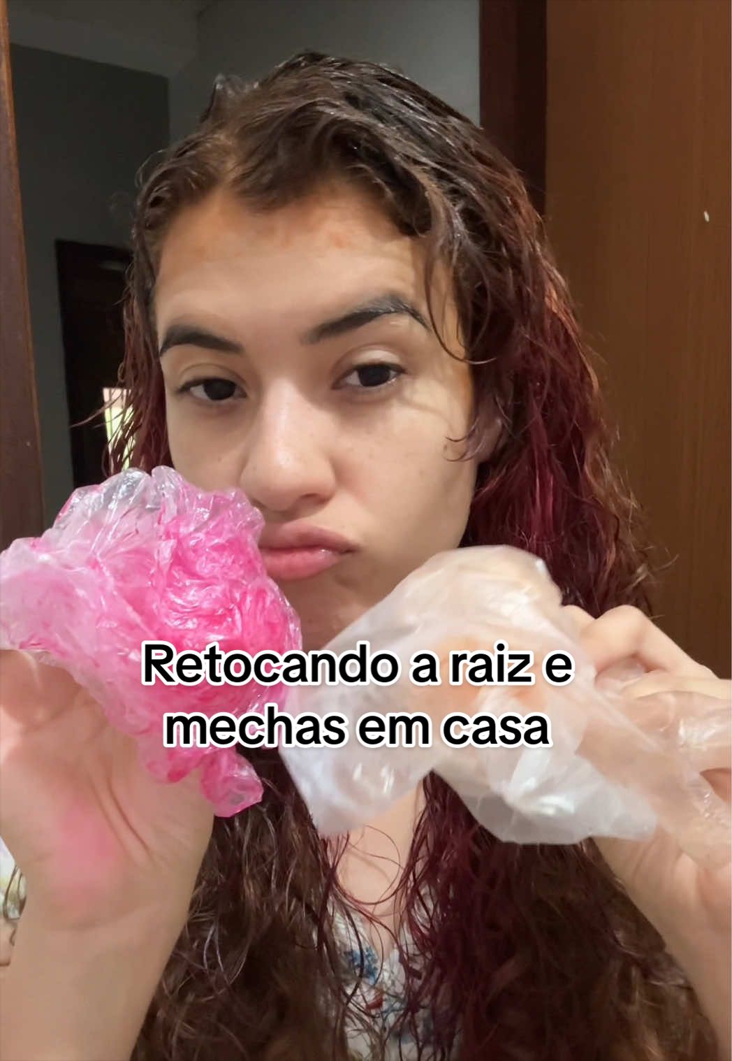 Vamos retocar o ruivo e as mechas pink em casa comigo? Usei a tinta @Beautycolor Oficial 76.44 para retoque do ruivo, somente na raiz. O tonalizante @Keraton Insane Pink nas mechas rosas.  Lavei com a linha de reconstrução potente da @Niely  Para finalizar as ondas usei Óleo e Creme gel da @B. Hulmann  E escova finalizadora da @Hiven Cosméticos  Foi minha primeira vez retocando as mechas em casa depois de 3 meses saídos do salão.  #retoquederaiz #mechacolorida #cabeloruivo #ugcbeauty 
