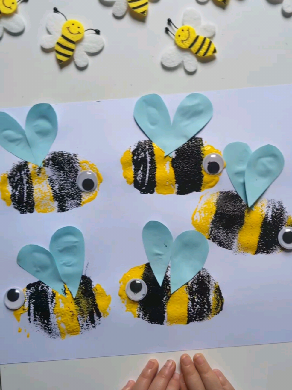 Toddler craft 🐝✨ A fun little bee craft to do with your toddler using sponges and paint. Perfect for World Bee Day next week! #toddlercrafts #kidscrafts #beecrafts #springcrafts #toddleractivities 