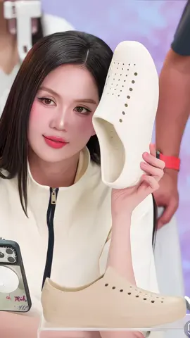 NE40 Giày Nhựa không thể thiếu trong mùa mưa #nesty #giaythethao #giaynhuadimua #ngoctrinh #giaynamnu 