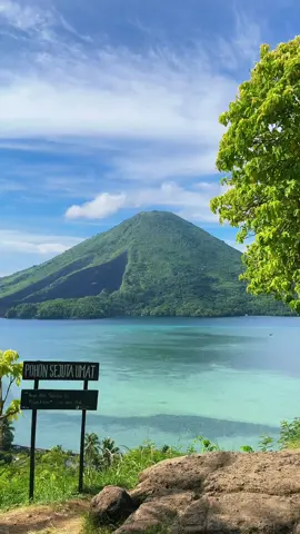Pohon Sejuta Umat I could stay here all day, doing nothing but admiring the beauty of Gunung api banda from here #bandaneira #malukupride🏝🔥 #pesonaindonesia #beach #fyp 