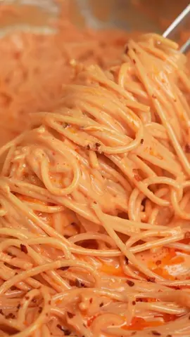 ✨ Einfache Pasta, voller Geschmack! ✨ Zwiebel + Knoblauch + Sahne + Parmesan + Chili = pure Liebe auf dem Teller 🧄🧅🧀🌶️🍝 Perfekt für alle, die nach Feierabend schnell was Leckeres wollen. Sag mir: Team extra Chili oder lieber mild? 😏🔥 👉 Speichern für später & teilen mit deinem Lieblings-Foodie! 📋 Zutaten (für 2 Personen) 	•	200 g Spaghetti 	•	2 Zwiebeln 	•	2 Knoblauchzehen 	•	1 EL Tomatenmark 	•	200 ml Sahne 	•	80 g Parmesan (frisch gerieben) 	•	1 EL Olivenöl 	•	1 TL Chiliflocken 	•	1 EL Chiliöl 	•	Salz & Pfeffer ⸻ 👨‍🍳 Zubereitung 	1.	Spaghetti in Salzwasser al dente kochen. 	2.	Zwiebeln fein schneiden und in Olivenöl bei niedriger Hitze ca. 15 Minuten glasig schmoren. Mit Salz würzen und zwischendurch einen Schuss Wasser zugeben. 	3.	Knoblauch fein reiben und zu den Zwiebeln geben, kurz mitdünsten. 	4.	Tomatenmark unterrühren und leicht karamellisieren lassen. 	5.	Mit Sahne ablöschen, etwas Nudelwasser hinzufügen. 	6.	Parmesan einrühren, bis eine cremige Soße entsteht. 	7.	Mit Chiliflocken und Chiliöl verfeinern. 	8.	Spaghetti untermischen, servieren und genießen. ✨ So einfach – cremig, würzig & mit Chili-Kick! 🌶️🍝 #lecker #gianoskitchen #datisabalecka #rezept #pasta 
