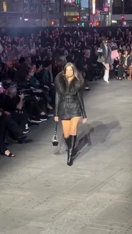 #emrata #emilyratajkowski #gucci #cruiseshow #timessquarenyc 