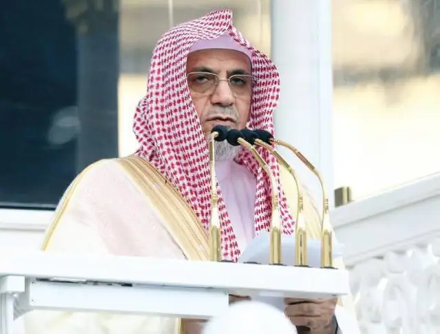 فضيلة الشيخ  صالح بن عبدالله بن حميد  حفظ الله  مواليد  ولد في مدينة بريدة منطقة القصيم  عام ١٣٦٩ هه عالم دين وأمام وخطيب في المسجد الحرام   ومستشار في الديوان الملكي السعودي  يشغل منصب رئيس مجمع الفقه الإسلامي الدولي  ويعد من أبرز الشخصيات الشرعية والأكاديمية في المملكة العربية السعودية  حاصل ع درجة الدكتوراه بتقدير ممتاز مع مرتبة الشرف الأولى  من كلية الشريعة بالجامعه ام القرى عام ١٤٠٢ هه أمامة الحرم تم تعيينه إماما وخطيبآ ومدرسآ ومفتي بالمسجد الحرام عام ١٤٠٣هه  تولى رئاسة مجلس الشورى السعودي  ورئاسة المجلس الأعلى للقضاء  عضو هيئة كبار العلماء والمجلس الأعلى للشؤون الدينية بالمسجد الحرام والمسجد النبوي  مؤلفاته  موسوعة الاقتصاد الإسلامي قواعد وضوابط  فقة الدعوة في العصر الحديث  والكثير من مولفاته حفظ الله  #مشاهدات100k🔥 #عباراتكم_الفخمه📿📌 #تصميم_فيديوهات🎶🎤🎬 #علماء_اهل_السنة #ترند_تيك_توك 