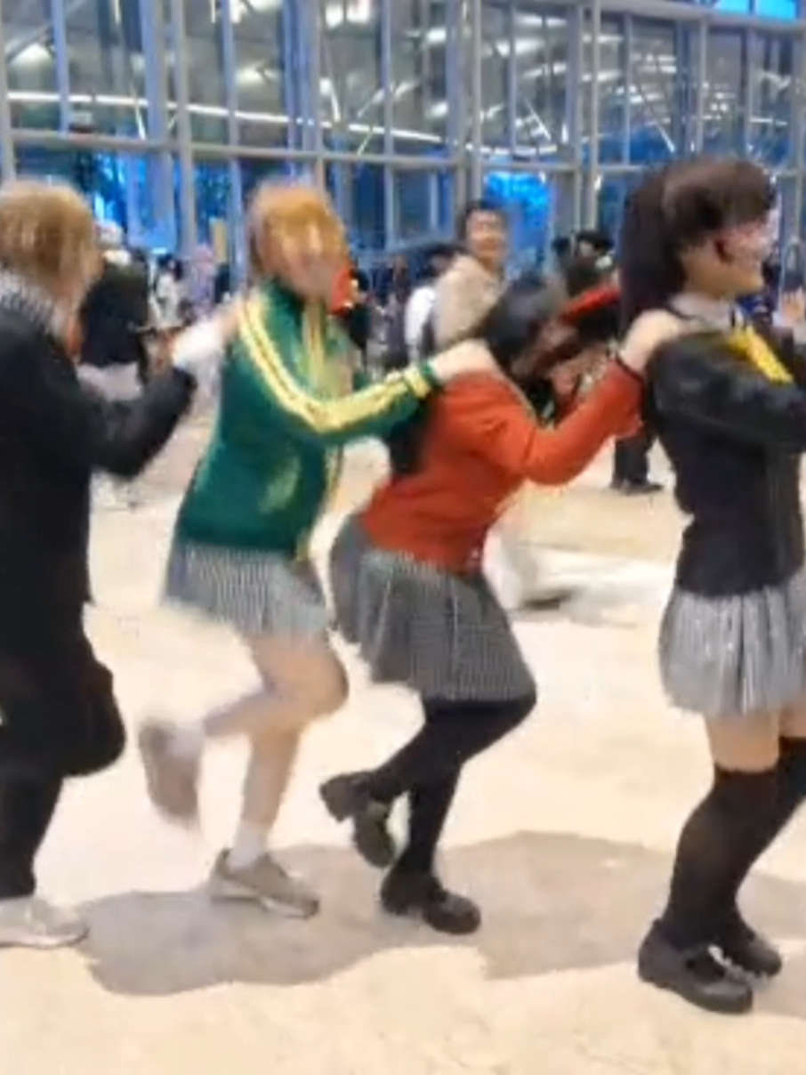 otsufuro !! i didnt take any pics since it was so hectic so have this instead 😭 srry its a big laggy yosuke : @ / rekouha_cos (IG) chie : @ / keiorororo ( IG ) yukiko : @ / velix_cos (me !) rise : @ / kdaicendol ( IG ) #cf22 #persona4 #persona4cosplay 