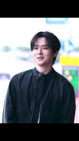 Safe travels to Toyko he looks so good!! #straykids #leeknow #minho #skz #kpop 