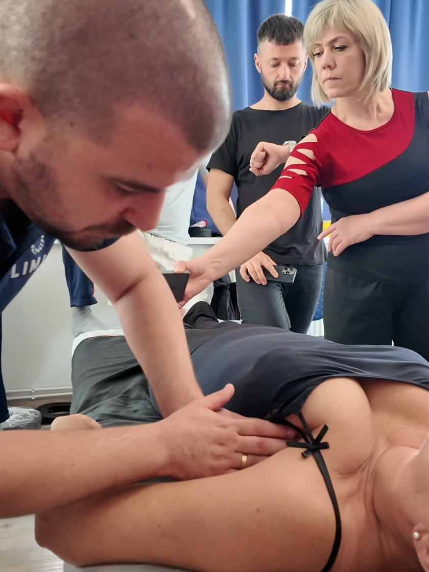 Массаж фасции малой грудной мышцы (Pectoralis Minor Fascial Release): Что это дает? 💆‍♂️📐 ​Раскрытие плеч: Освобождает укороченную фасцию, которая тянет лопатку вперед и вниз, мгновенно устраняя сутулость (круглое плечо). ​Освобождение нервов и сосудов: Снимает компрессию с плечевого сплетения в подгрудном пространстве, убирая онемение и боль, идущие в руку. ​Свобода дыхания и шеи: Расслабляет мышцу как вспомогательный инструмент вдоха, что разгружает шею и улучшает подвижность руки вверх. #мануальнаятерапия #фасция #МАССАЖ #эйальфейгин #реабилитация 