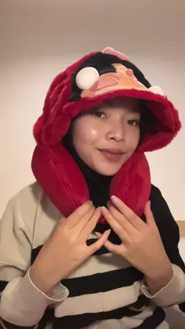 udah kek badut the octopus yaa… 😀 tapii jujurrr ini enak bgt dipake buat tidurr!!! 2 in 1 pop mart crybaby neck pillow 🐙🌊 #popmart #crybaby #crymeanocean 