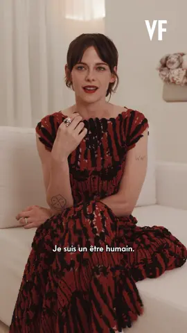 « Je suis en train de tourner un film en ce moment. Je travaille avec un de mes réalisateurs préférés. » Kristen Stewart a présenté le film « Full Phil » de Quentin Dupieux au Festival de Cannes. L’actrice a profité de cette escapade cannoise pour faire une pause sur le tournage de « Flesh of the Gods » de Panos Cosmatos. #kristenstewart #cannesfilmfestival #cannes2026 #festivaldecannes 