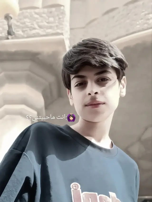 حب مراد علمدار ورهف ليس مجرد قصة عابرة في مسلسل وادي الذئاب، بل هو حكاية مشاعر عميقة ووفاء نادر يولد وسط عالم مليء بالخطر والمؤامرات مراد الرجل الذي عاش حياته الحروب والقرارات الصعبة، كان قلبه يبدو قاسياً أمام الجميع، لكن عندما ظهرت رهف في حياته تغير شيء داخله أصبحت ابتسامتها الهادئة ملجأ لروحه المتعبة، وصوتها كان كأنه السلام الوحيد في عالم لا يعرف السلام. رهف لم تكن مجرد امرأة في حياة مراد، بل كانت النور الذي يخفف ظلام الطريق الذي يسير فيه كانت تفهم صمته قبل كلامه وتشعر بوجعه حتى عندما يخفيه خلف ملامح القوة. أما مراد فكان يرى في رهف الأمان الذي خرم منه طويلاً، وكان مستعدا أن يواجه العالم كله ليحميها في عينيه كانت رهف أكثر من حب... كانت الحياة التي يتمنى أن يعيشها بعيدا عن الدم والانتقام ورغم أن طريق مراد مليء بالمخاطر، إلا أن حب رهف كان دائما القوة التي تعطيه سبباً ليبقى واقفاً. كان يعرف أن كل خطوة يخطوها قد تبعده عنها، لكنه أيضا يعرف أن قلبه سيبقى متعلقا بها مهما حدث فحب مراد ورهف ليس مجرد كلمات أو لحظات عابرة، بل قصة عشق هادئة لكنها قوية، تثبتأن حتى أقسى الرجال يمكن أن يحملوا في قلوبهم حباً صادقاً لا ينكسر. إنها قصة حب ولدت في أصعب الظروف، لكنها بقيت رمزاً للوفاء والمشاعر الحقيقية حب لا يعتمد على اللقاءات الكثيرة بل على الإخلاص العميق. لذلك سيبقى حب مراد ورهف واحدا من أجمل وأصدق قصص الحب التي عرفها عالم وادي الذئاب، قصة تقول إن القلب قد يجد نصفه الآخر حتى في أكثر العوالم المظلمة. #وادي_الذئاب #مراد_علمدار #اكسبلور #growmyaccount 