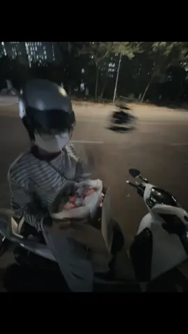 cổ sợ hoa rơt mất 🥰🥰