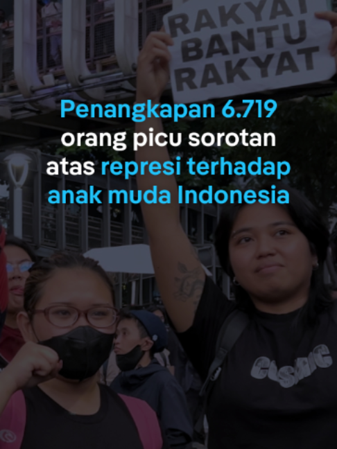 Setidaknya 6.719 orang ditangkap saat rangkaian aksi demonstrasi pada Agustus 2025 di Indonesia. Komisi Pencari Fakta melaporkannya sebagai operasi pembungkaman terhadap orang muda terbesar sejak reformasi. Seperti apa pola operasi pembungkaman yang menarget anak muda ini? #GenZAsia #dwidn #dwgmp #dwkme Video ini adalah bagian dari serial Gen Z Protests in Asia, yang menyoroti gelombang protes yang digerakkan oleh generasi Z di Indonesia dan berbagai negara di Asia. Lewat serial ini, DW Indonesia mengangkat kisah anak muda Indonesia yang berani bersuara dan menyoroti ketidakadilan sosial-politik di sekitar mereka. Di tengah ruang berekspresi yang kian menyempit, mereka terus menyuarakan aspirasi di berbagai bidang demi memperjuangkan demokrasi dan keadilan bagi masa depan mereka.