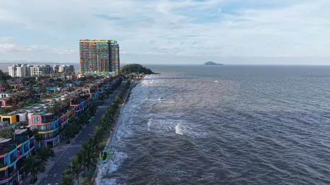 Tại bãi biển Flamingo Hải Tiến (xã Hoằng Tiến, Hoằng Hóa), mực nước thuỷ triều lên xuống thay đổi theo từng ngày, chịu ảnh hưởng lớn bởi chu kỳ mặt trăng. Du khách nên tắm biển vào buổi sáng vì lúc này thuỷ triều rút, bãi cát rộng và an toàn, trong khi buổi chiều nước thường dâng cao và sóng lớn hơn #đi_biển_cùng_ling #flamingo_hảitiến 